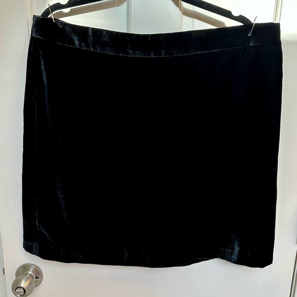 J Crew Black Velvet Skirt 16 - looks brand new! Holiday Party perfection! - Picture 1 of 2